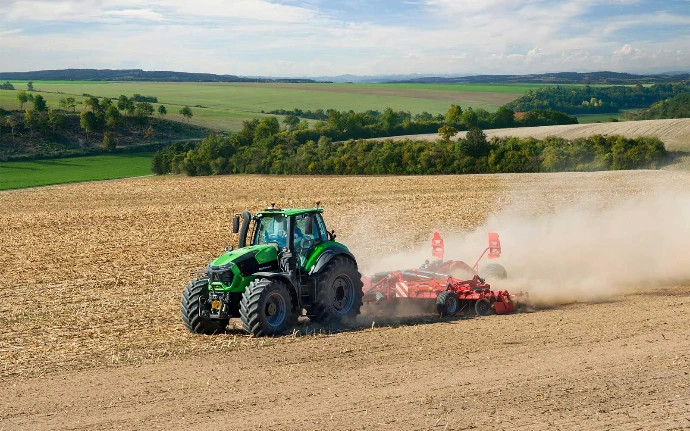Farm tractor compatible with Corteco oil seals for John Deere and Deutz-Fahr